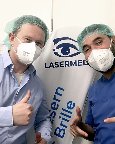Augenlasern-Eduard Mann und Dr. Rhawi direkt nach der Femto-Lasik Augenlaserbehandlung im Augenlaser-Zentrum in der Schönhauser Allee