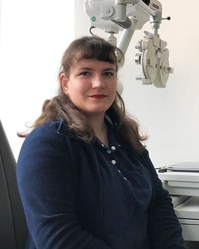 icl-linsen-karola ICL Erfahrung: Frau bei der Voruntersuchung und Vermessung der Augen im Augenlaser-Zentrum vor der ICL