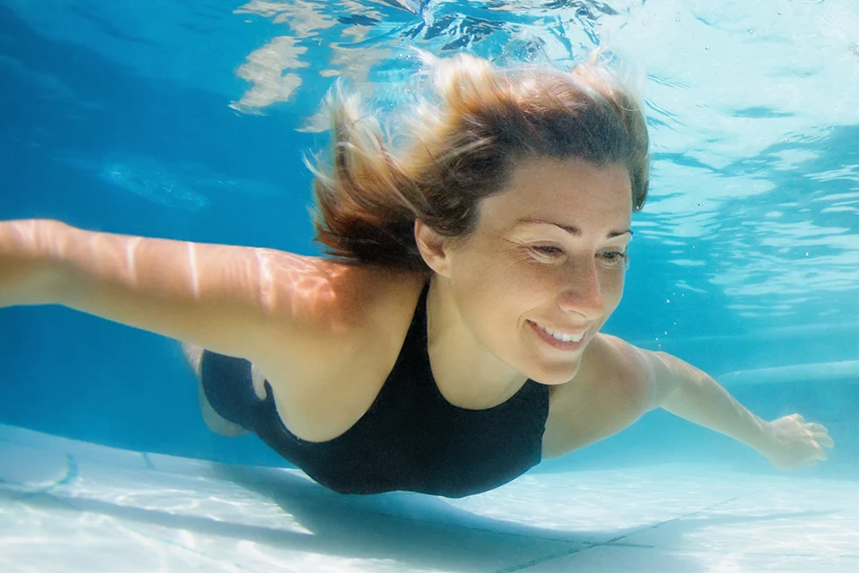 Kann man mit Kontaktlinsen schwimmen?