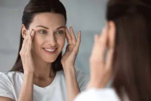 ICL Behandlung: Reinigung der Augenpartie vor der ICL Linsenimplantation bei Lasermed