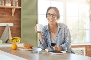 Presbyond Behandlung: Frau freut sich auf bevorstehende Presbyond Augenlaser Behandlung