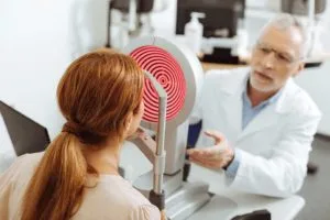 Presbyond Behandlung: Vermessung der Augen bei der Voruntersuchung durch einen Augenarzt von Lasermed