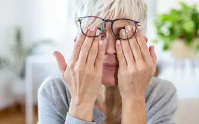 Was sind Vor- und Nachteile von Linsenimplantation bei Alterssichtigkeit? 