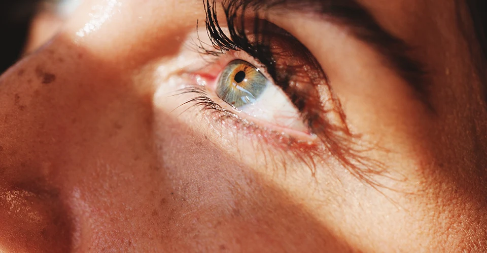 Nahaufnahme eines blaugrünen Auges mit Blick nach oben – Symbol für den Vergleich moderner Augenlaser-Methoden