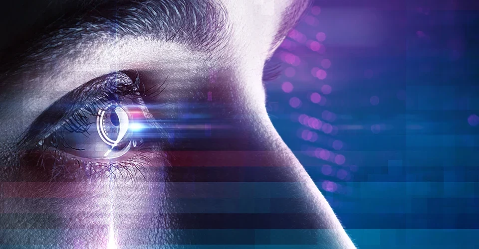 Nahaufnahme eines Auges mit digitaler Lasertechnologie als Symbol für modernes Augenlasern.