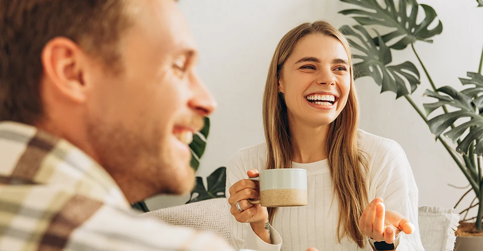 Zwei Personen informieren sich über die Wahl zwischen EVO ICL und LASIK bei dünner Hornhaut.