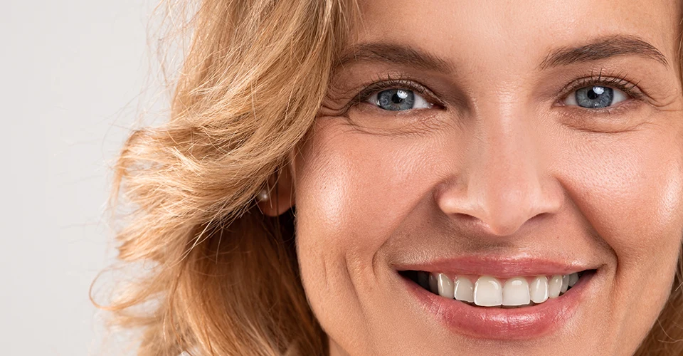 Lächelnde Frau mittleren Alters mit klarem Blick