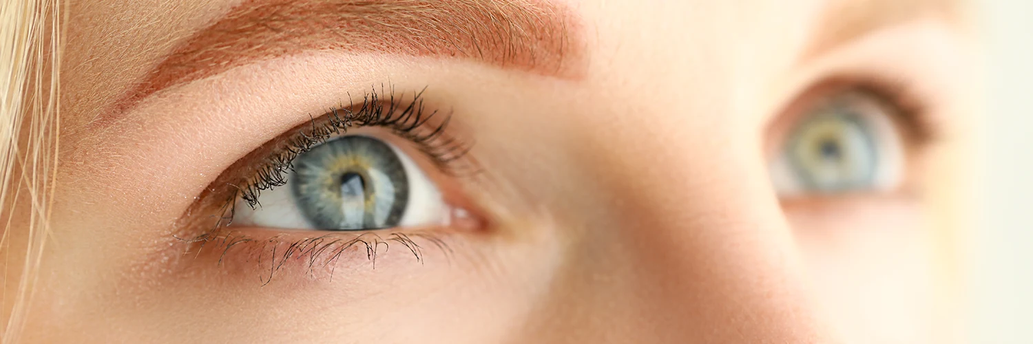 Nahaufnahme der Augen einer Frau mit klarem Blick und natürlich wirkender Iris.