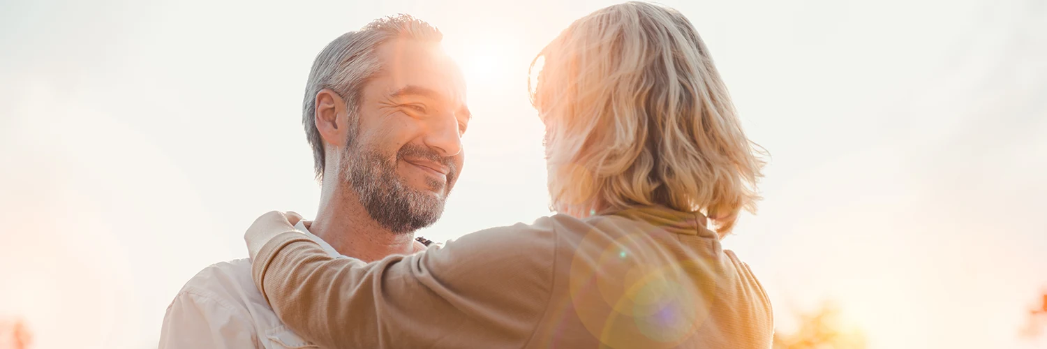 Älteres Paar genießt gemeinsam einen sonnigen Moment ohne Brille.