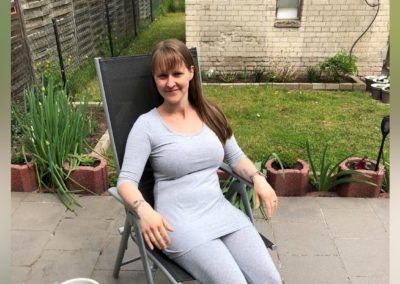 Femto-Lasik Augenlaserbehandlung: Frau sitzt im Garten auf einen Gartenstuhl nach der Femto-Lasik Augenlaserbehandlung genießt Brillenfreiheit