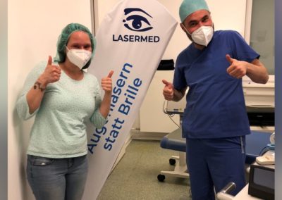 Femto-Lasik Augenlaserbehandlung: Frau gemeinsam mit Dr. Rihawi im Laser-Behandlungsraum direkt nach der Femto-Lasik Augenlaser-Behandlung im Augenlaser-Zentrum in der Schönhauser Allee