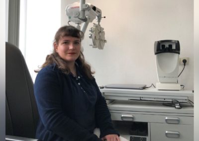 ICL Erfahrung: Frau bei der Voruntersuchung und Vermessung der Augen im Augenlaser-Zentrum vor der ICL Linsenimplantation