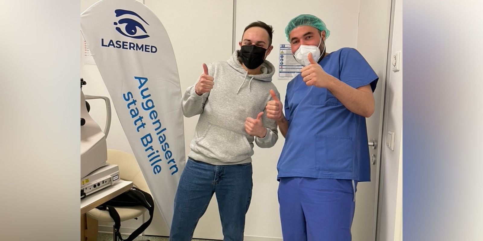 Augenlaser Erfahrung: Junger Mann und Dr. Rihawi recken nach einer erfolgreichen Femto-Lasik Augenlaserbehandlung im Augenlaser-Zentrum in der Schönhauser Allee die Daumen nach oben