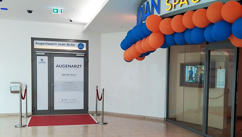 Eingang des neuen Augenlaser-Zentrums in den Spandau Arcaden findet sich nebem dem Meridian Spa