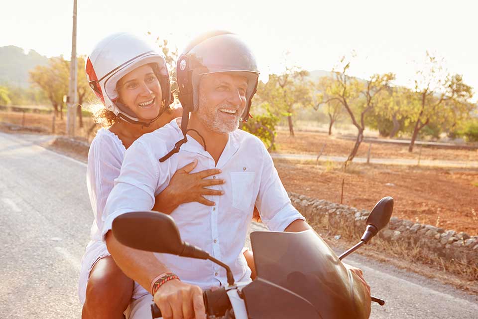Älteres Paar fährt gemeinsam Motorrad nach Presbyond Augenlaserbehandlugn