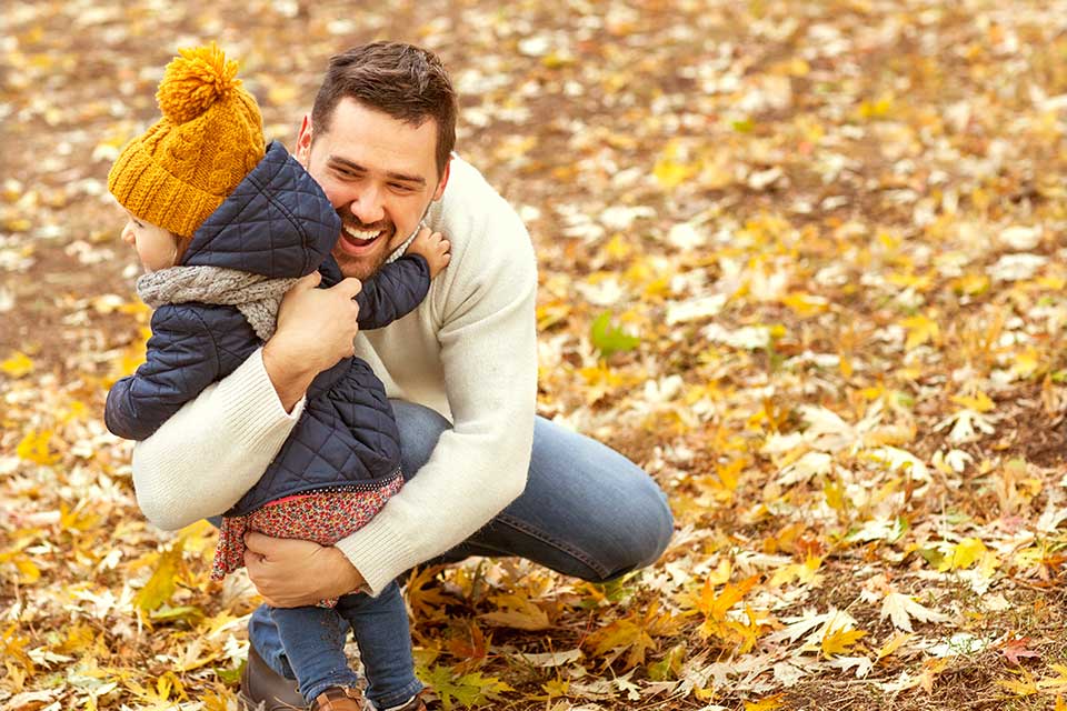 Vater umarmt Kind nach Femto-Lasik Augenlaserbehandlung bei Lasermed