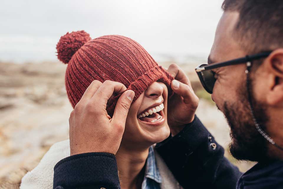 Paar freut sich am Strand nach Augenlasern mittels Femto-Lasik