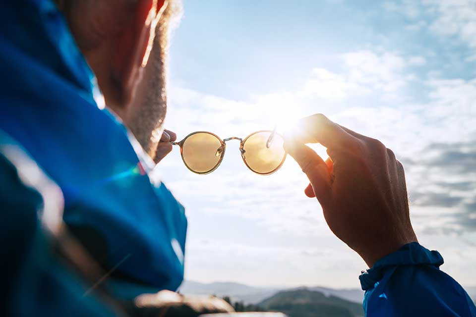 Mann schaut in die Sonne nach Linsenimplantation mit ICL Kontaktlinsen