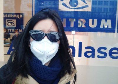 Femto-Lasik Erfahrung. Junge Frau mit Sonnenbrille vor ihrer Nachuntersuchung im Augenlaser-Zentrum in der Schönhauser Allee
