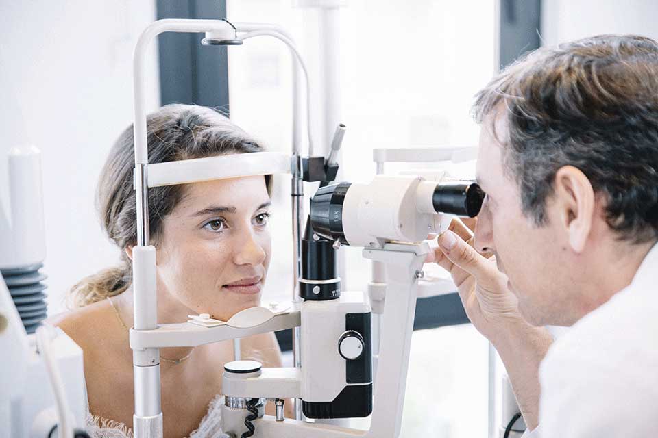 Femto-Lasik Behandlung: Augenarzt untersucht junge Frau vor ihrer Femto-Lasik Augenlaserbehandlung