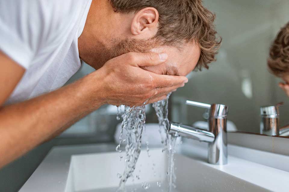 PRK Behandlung: Mann wäscht sich das Gesicht vor seiner PRK Behandlung