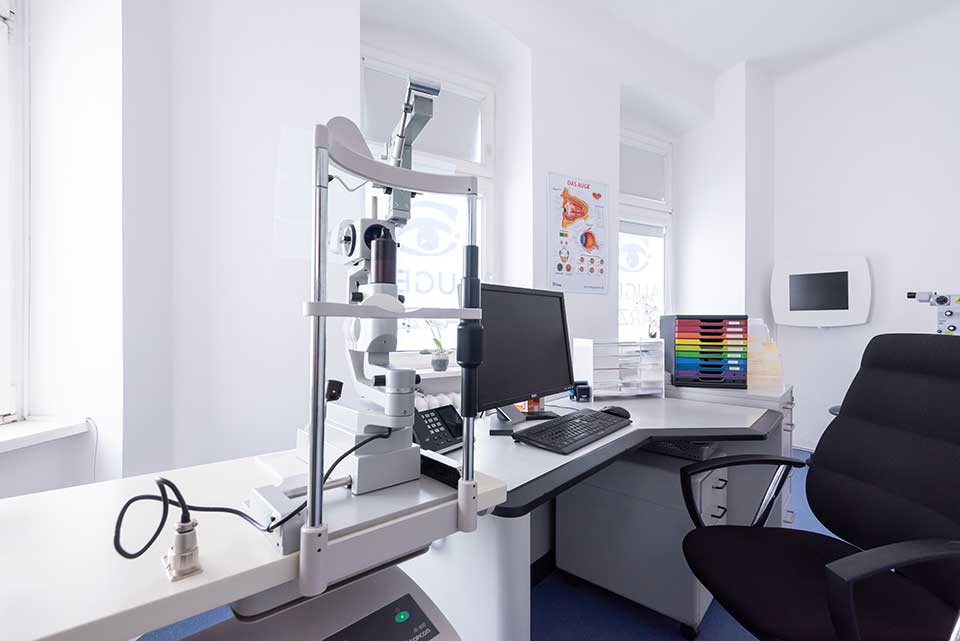 modernes Behandlungszimmer mit Untersuchungsgeräte im Augenlaser-Zentrum am Mehringdamm von Lasermed
