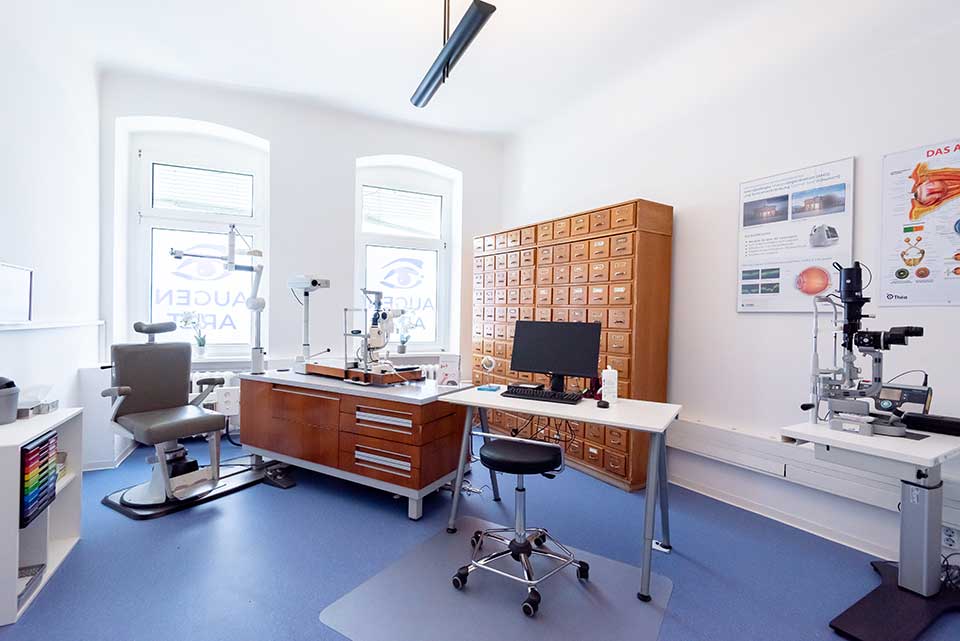 modernes Untersuchungszimmer mit Geräten zur augenärztlichen Untersuchung im Augenlaser-Zentrum am Mehringdamm von Lasermed