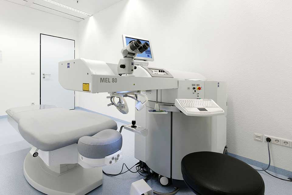 Behandlungszimmer für Augenlaserverfahren wie Femto-LASIK und PRK in der Augenlaser-Klinik im Ring-Center von Lasermed