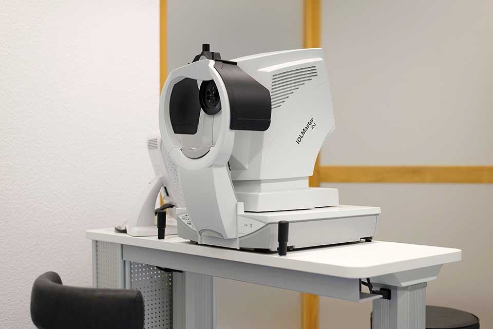 Untersuchungsgerät IOL Master 700 in der Augenlaser-Klinik im Ring-Center von Lasermed