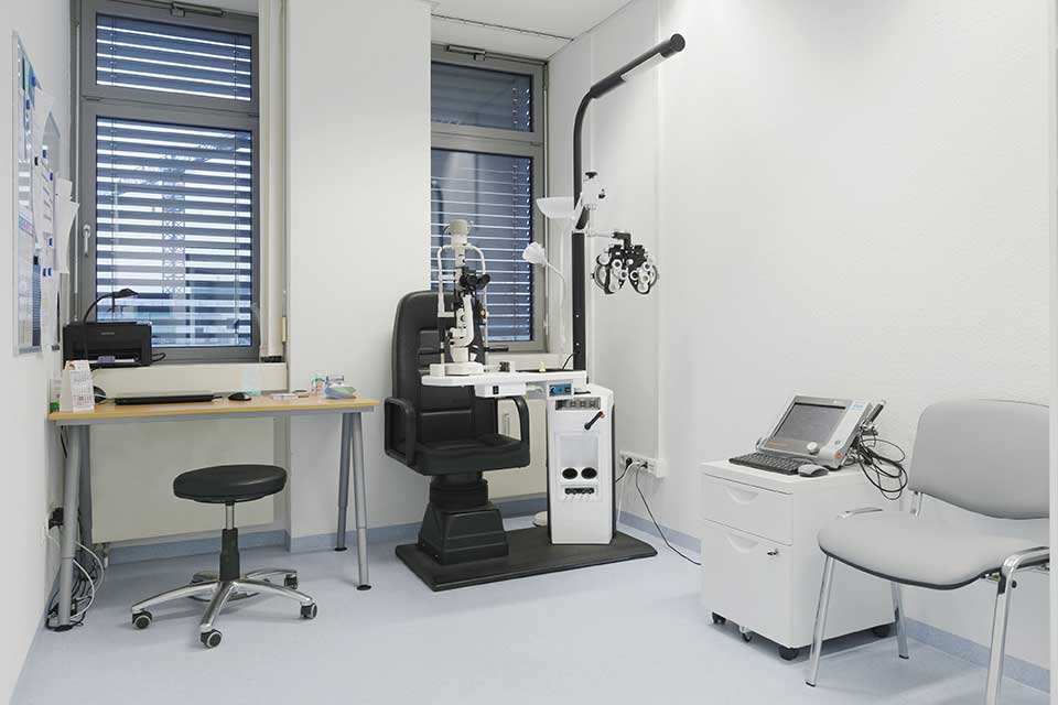 Untersuchungszimmer für augenärztliche Untersuchungen in der Augenlaser-Klinik im Ring-Center von Lasermed