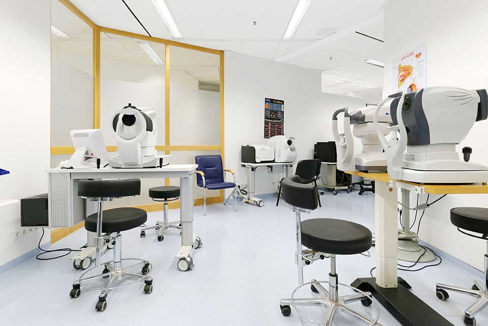 Untersuchungszimmer mit mehreren Behandlungsplätzen in der Augenlaser-Klinik im Ring-Center von Lasermed