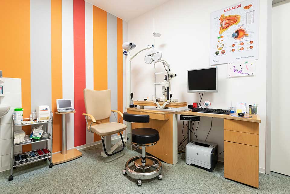 ärztliches Untersuchungszimmer im Augenlaser-Zentrum in der Schönhauser Allee von Lasermed