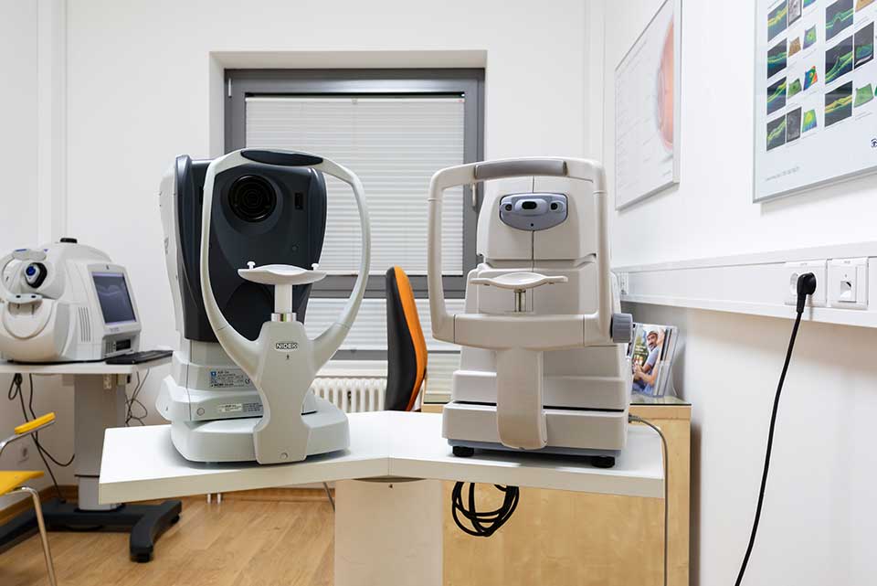 Geräte zur Augenuntersuchung im Augenlaser-Zentrum in den Spandau Arcaden von Lasermed