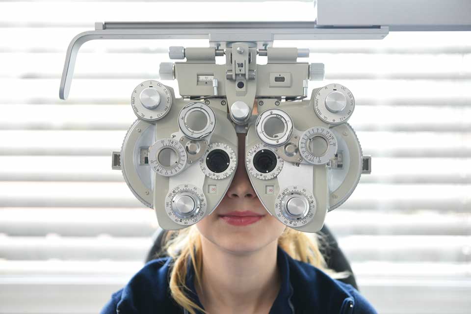 Augenärztliche Untersuchung einer jungen Frau in der Augenlaser-Klinik am Wittenbergplatz von Lasermed