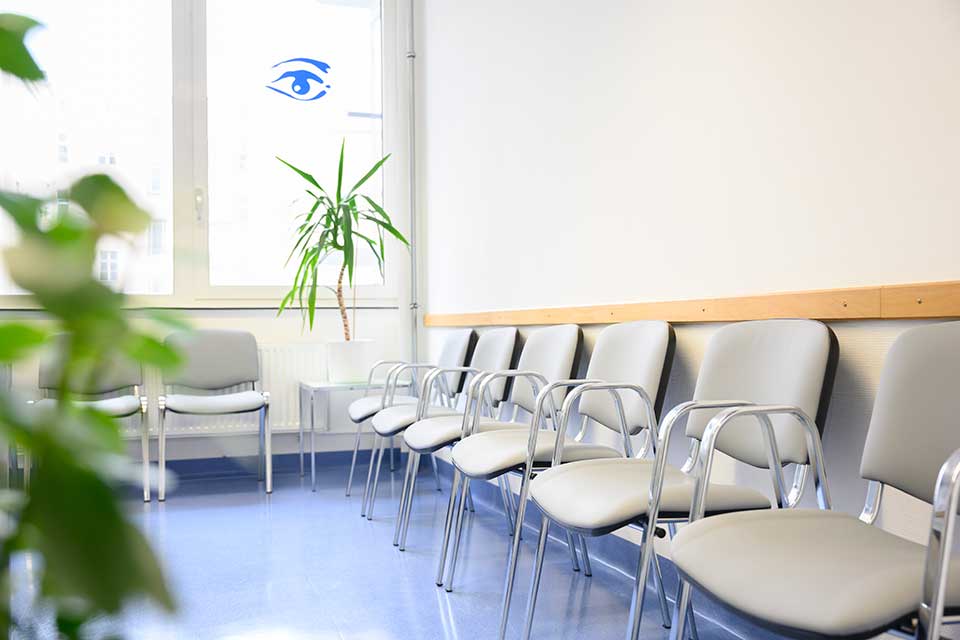 Bestuhltes helles Wartezimmer in der Augenlaser-Klinik am Wittenbergplatz von Lasermed