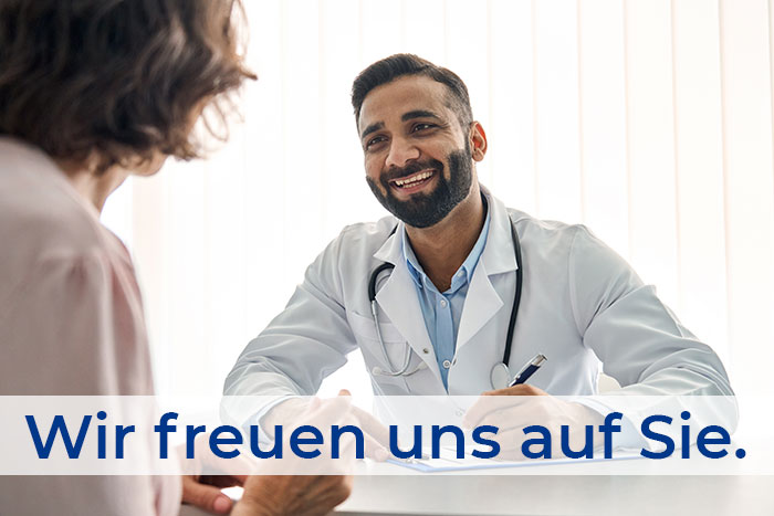 Neue Standorte ab 2022: Freundlicher Arzt lächelt Patienten an.