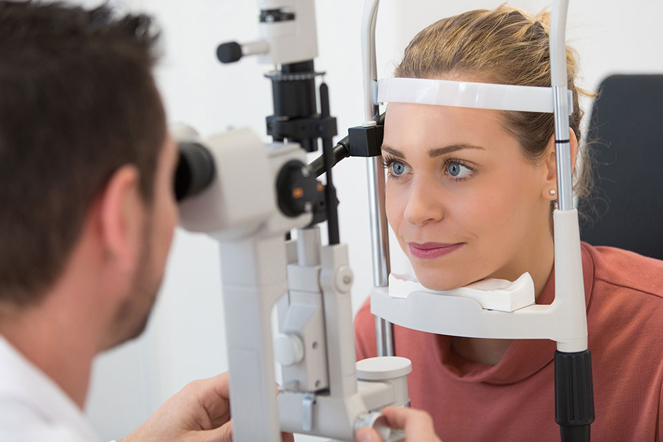 augenärztliche Untersuchung im Augenlaser-Zentrum in der Treskowallee bei Lasermed