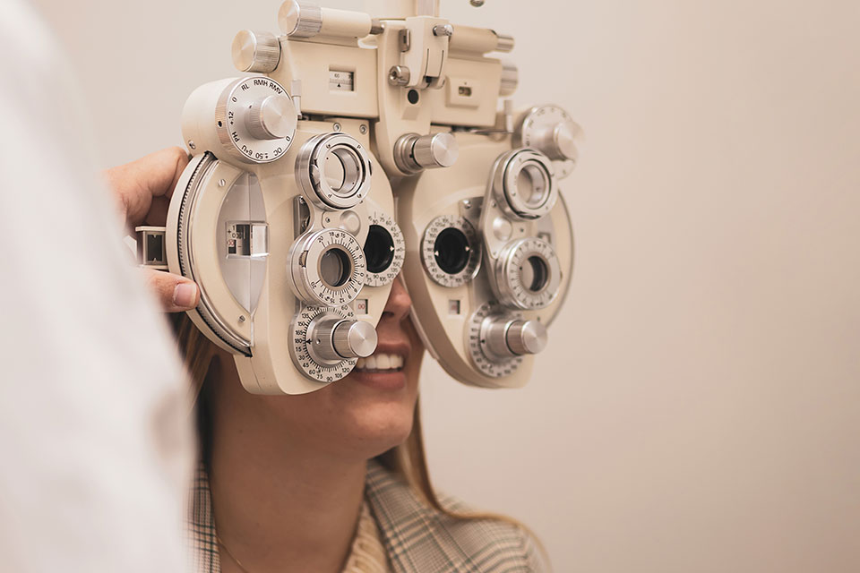 augenärztliche Untersuchung im Augenlaser-Zentrum in der Treskowallee bei Lasermed