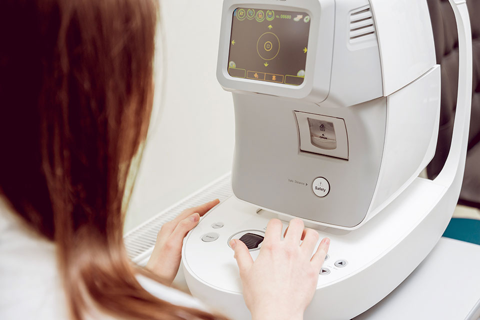 Untersuchung im Augenlaser-Zentrum in der Treskowallee bei Lasermed