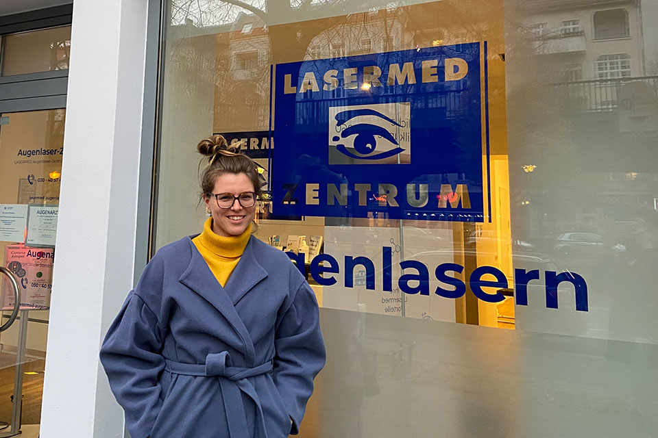 Patientenstory: Junge Frau vor dem Augenlaser-Zentrum in der Schönhauserallee